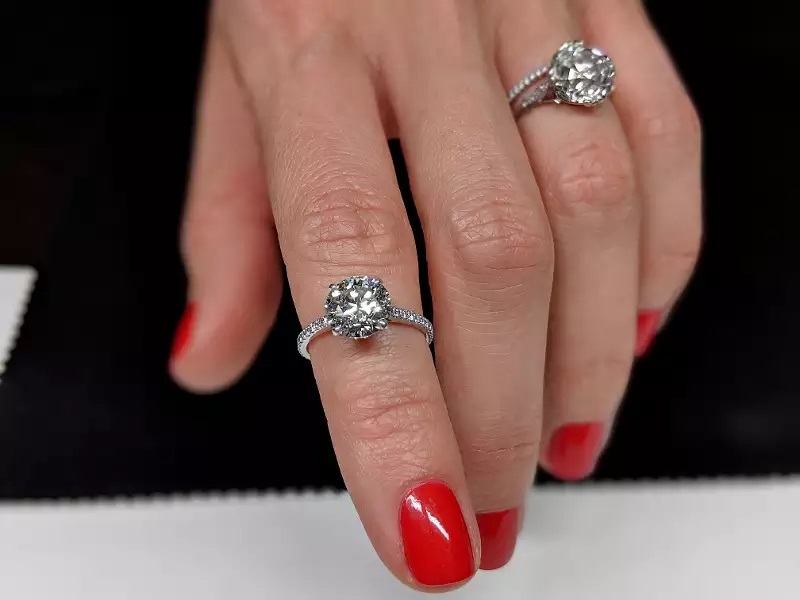What are the 4 characteristics of a diamond engagement ring?