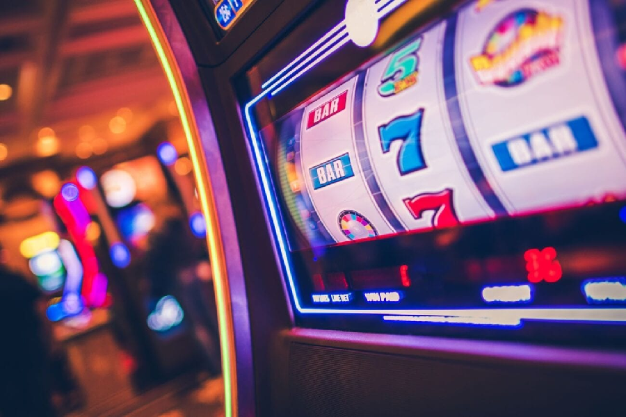 How to play slots on the online casino?