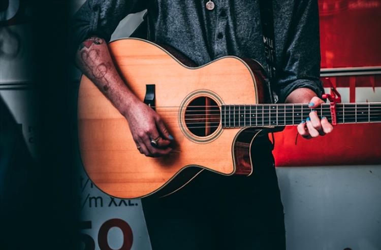 Strumming Together: Building a Community of Support in Your Online Guitar Journey